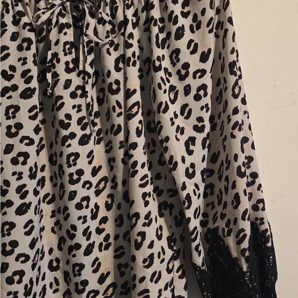 Elegant Black and White Leopard Blouse with Lace Trim - Picture 6 of 15